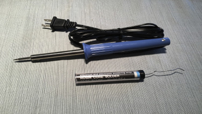 Soldering iron suitable for electronic soldering
