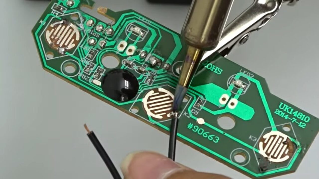 Soldering Circuit Boards Without A Clamp